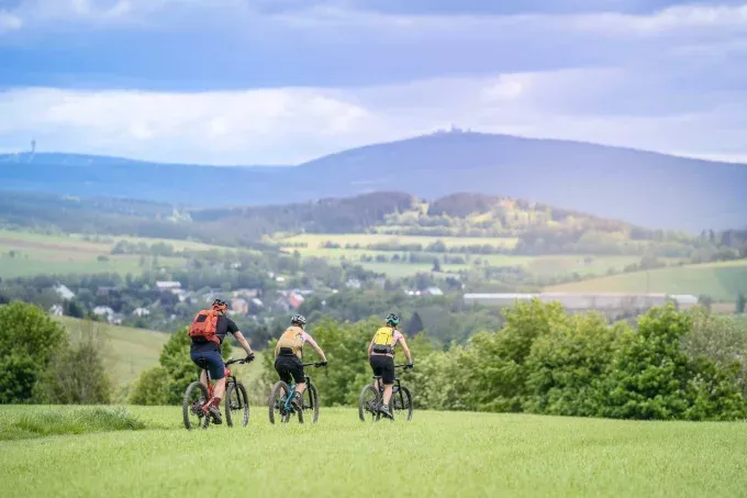Fahrradfahrer mit Blick auf Tal