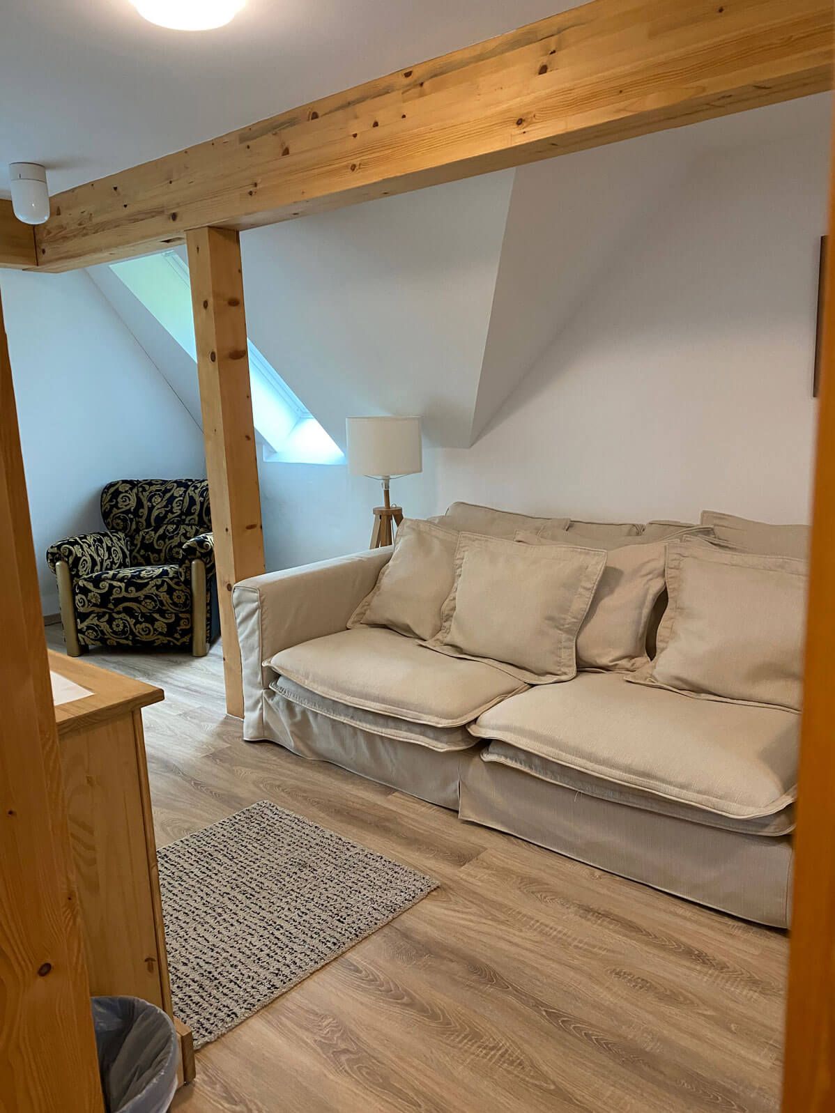 FASA-Lodge Appartment Obergeschoss Sofa unter Holzbalken