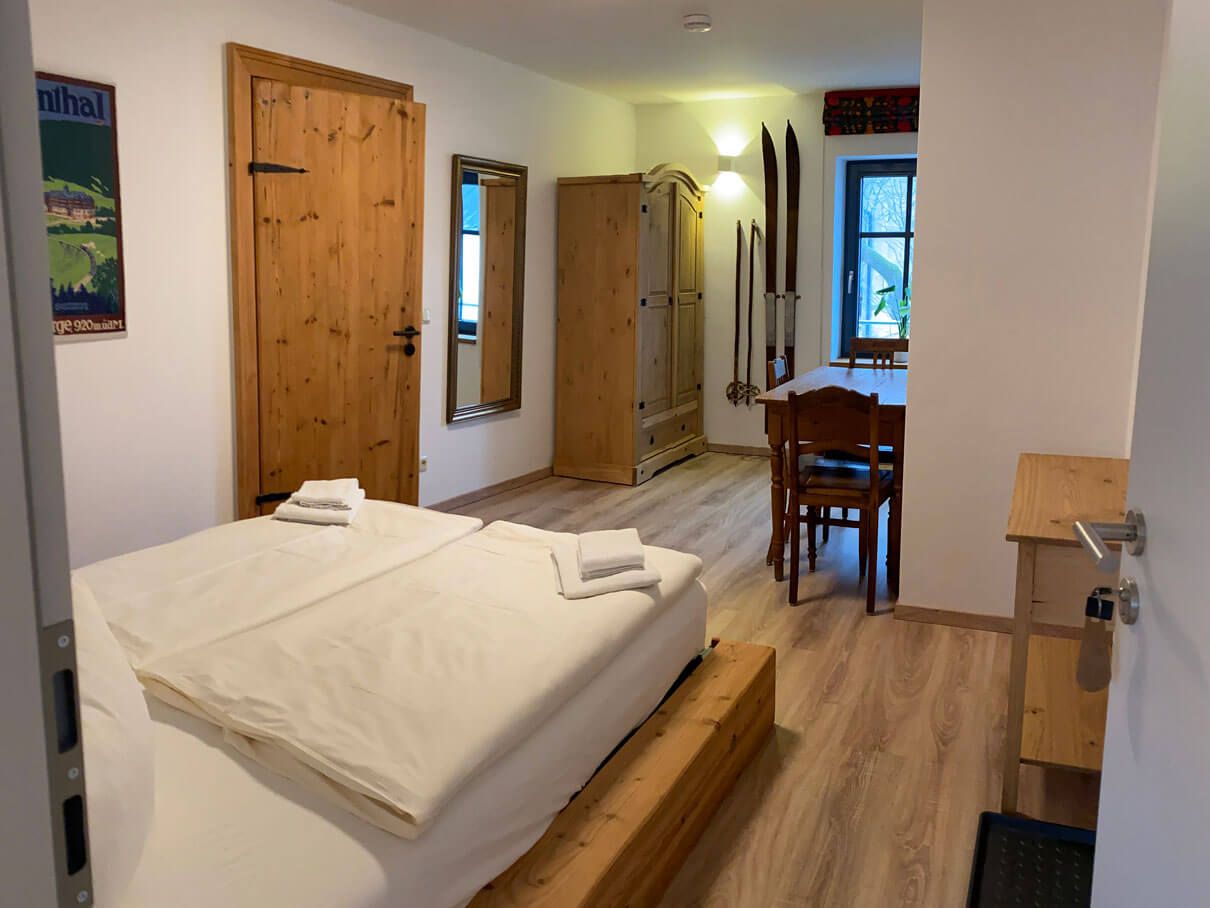 FASA-Lodge Innenansicht Zimmer mit Blick auf Doppelbett