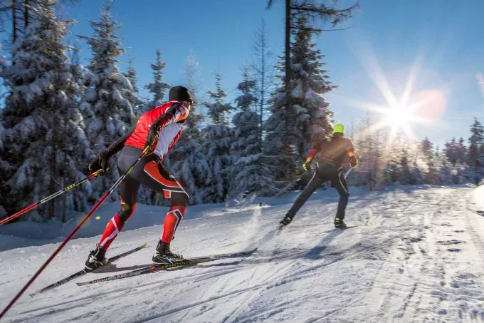 Skilangläufer fahren durch Winterlandschaft
