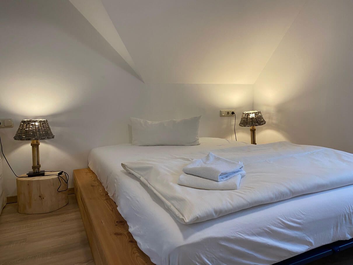 FASA-Lodge Appartment Obergeschoss Doppelbett mit Nachtischlampen