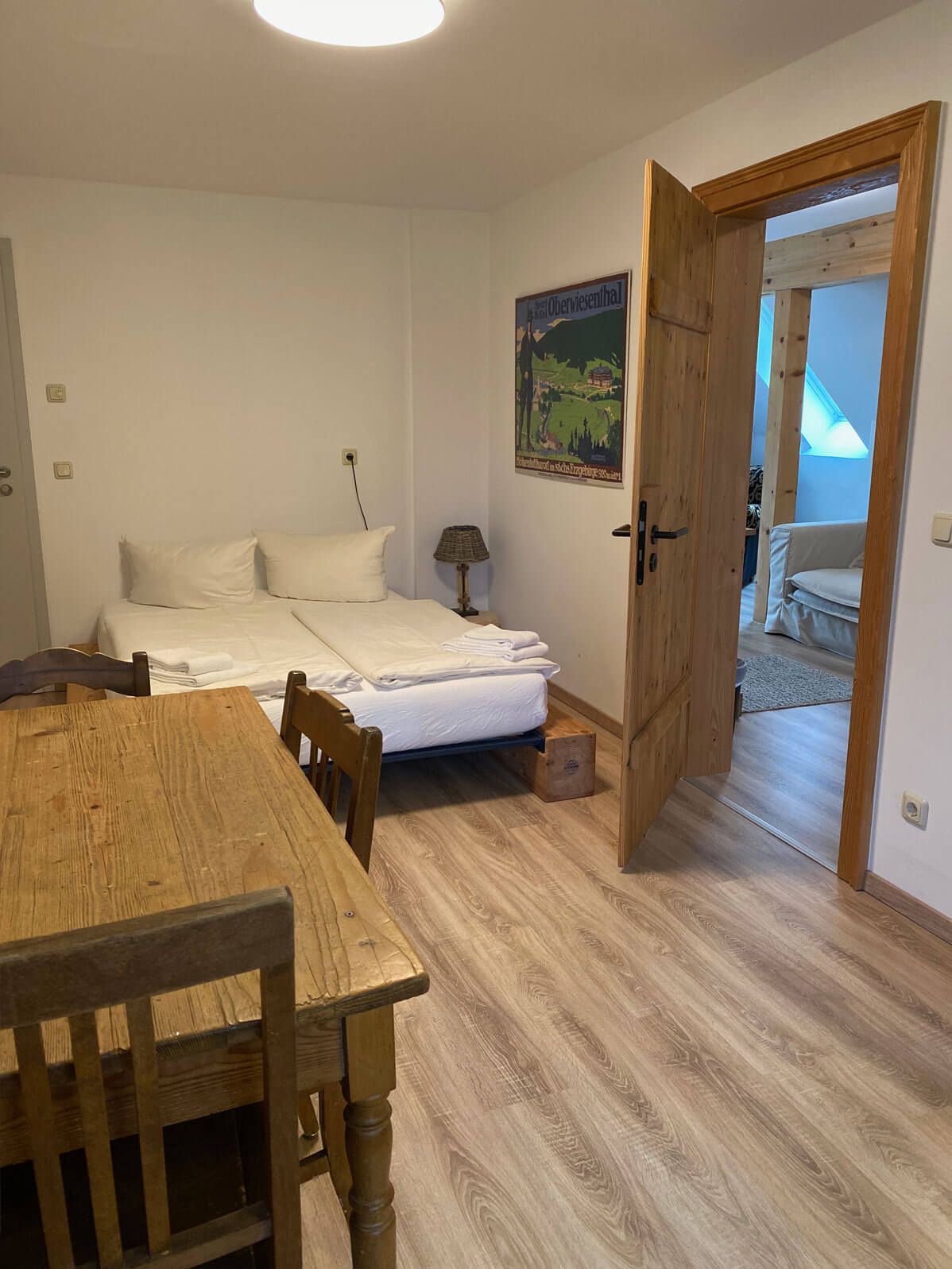 FASA-Lodge Appartment Obergeschoss Holztür geöffnet und Doppelbett