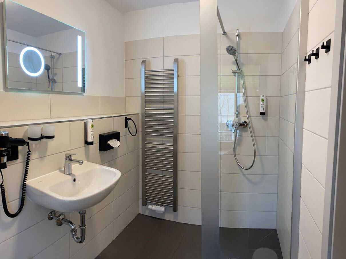 FASA-Lodge Bad mit Blick auf Duschkabine und Handtuchheizung